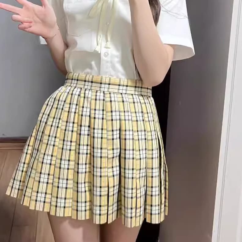 清楚な印象のチェック柄プリーツ制服スカート