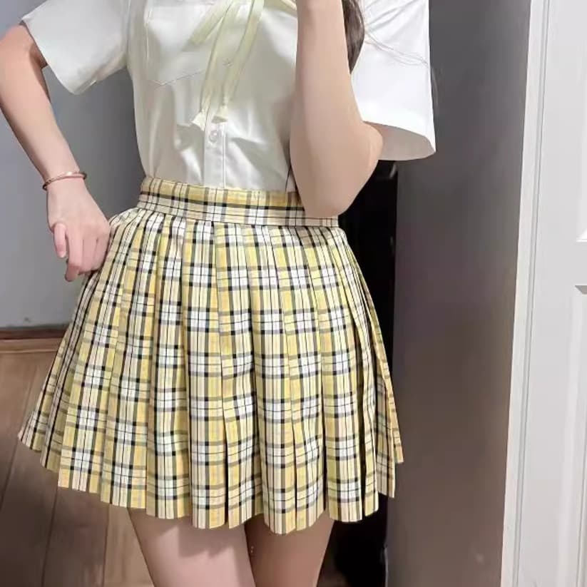 清楚な印象のチェック柄プリーツ制服スカート