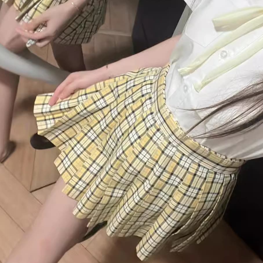 清楚な印象のチェック柄プリーツ制服スカート