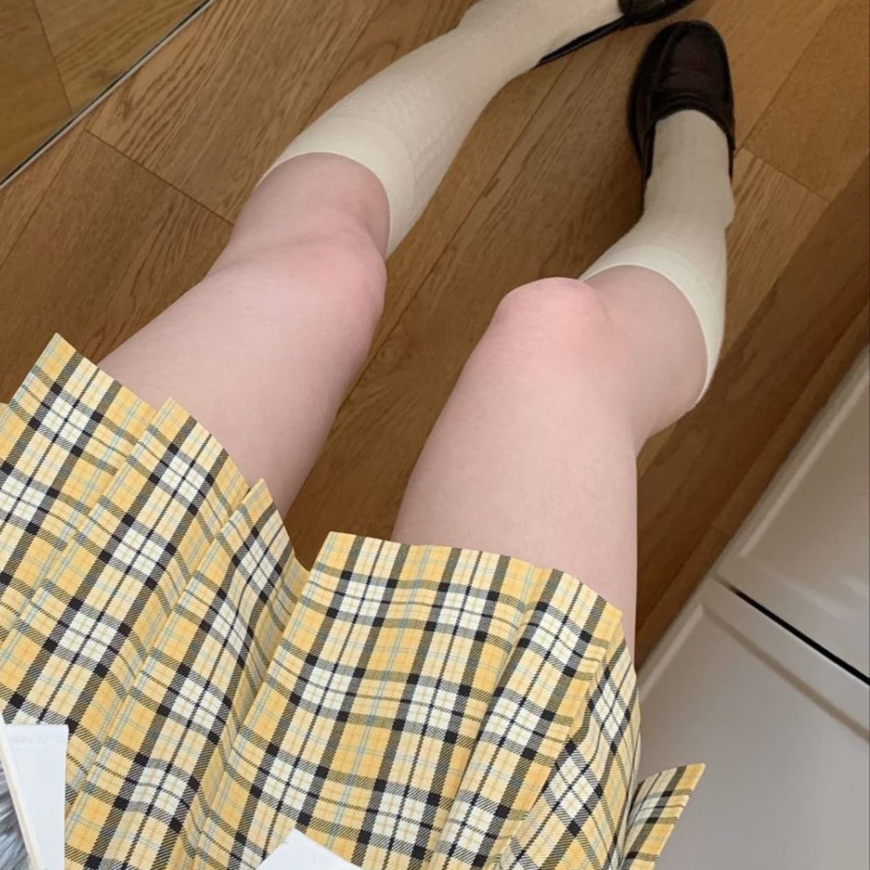 清楚な印象のチェック柄プリーツ制服スカート