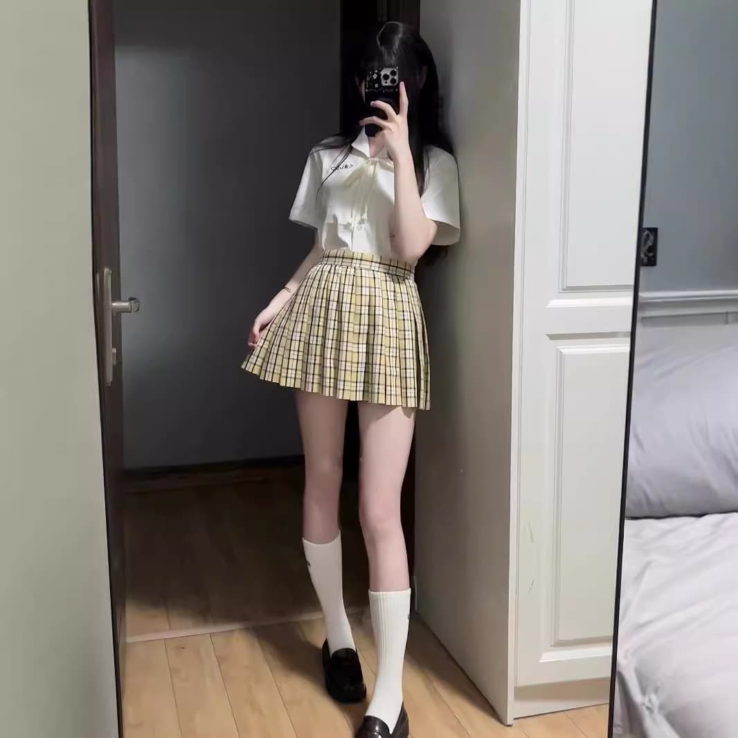 清楚な印象のチェック柄プリーツ制服スカート