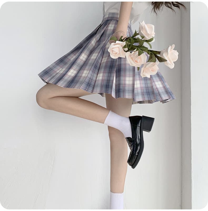 清楚な印象のチェックプリーツ制服スカート