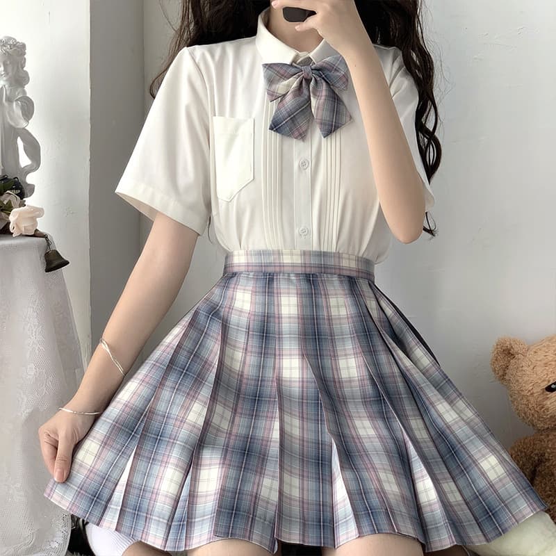 清楚な印象のチェックプリーツ制服スカート