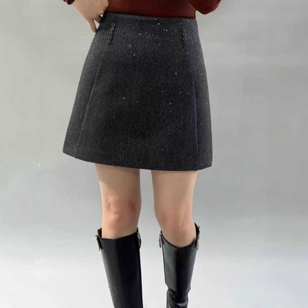 キラキラ輝く制服スカート