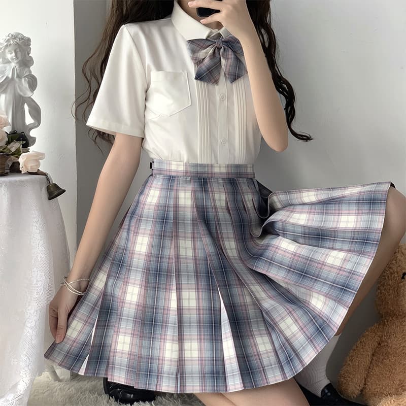 清楚な印象のチェックプリーツ制服スカート