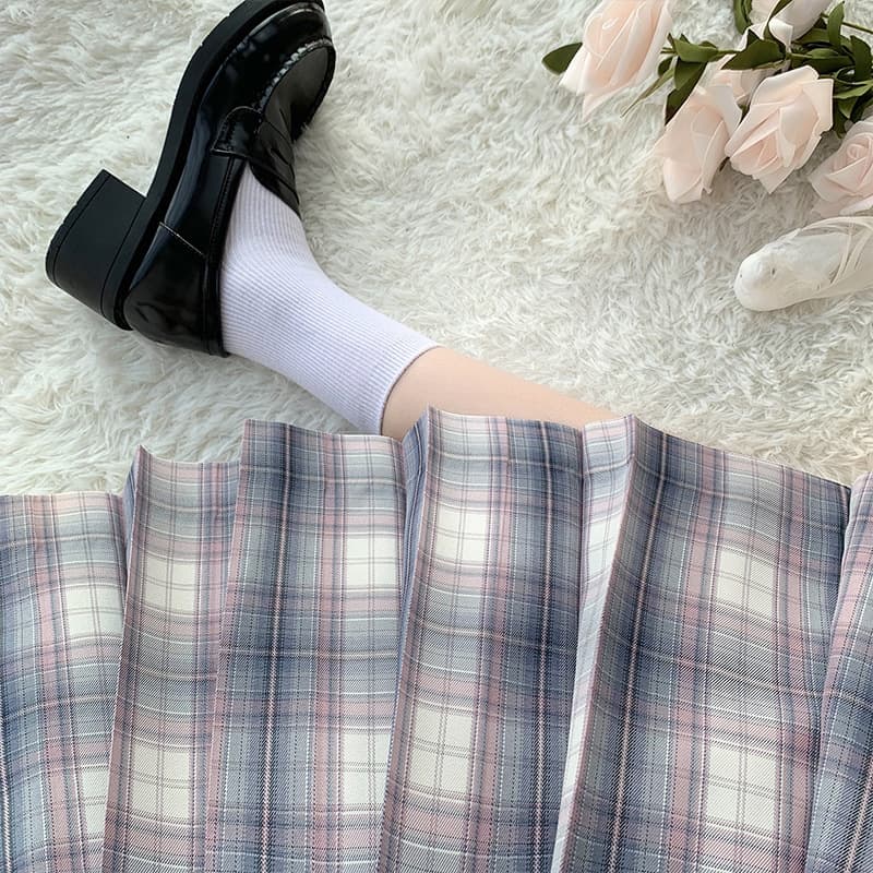 清楚な印象のチェックプリーツ制服スカート